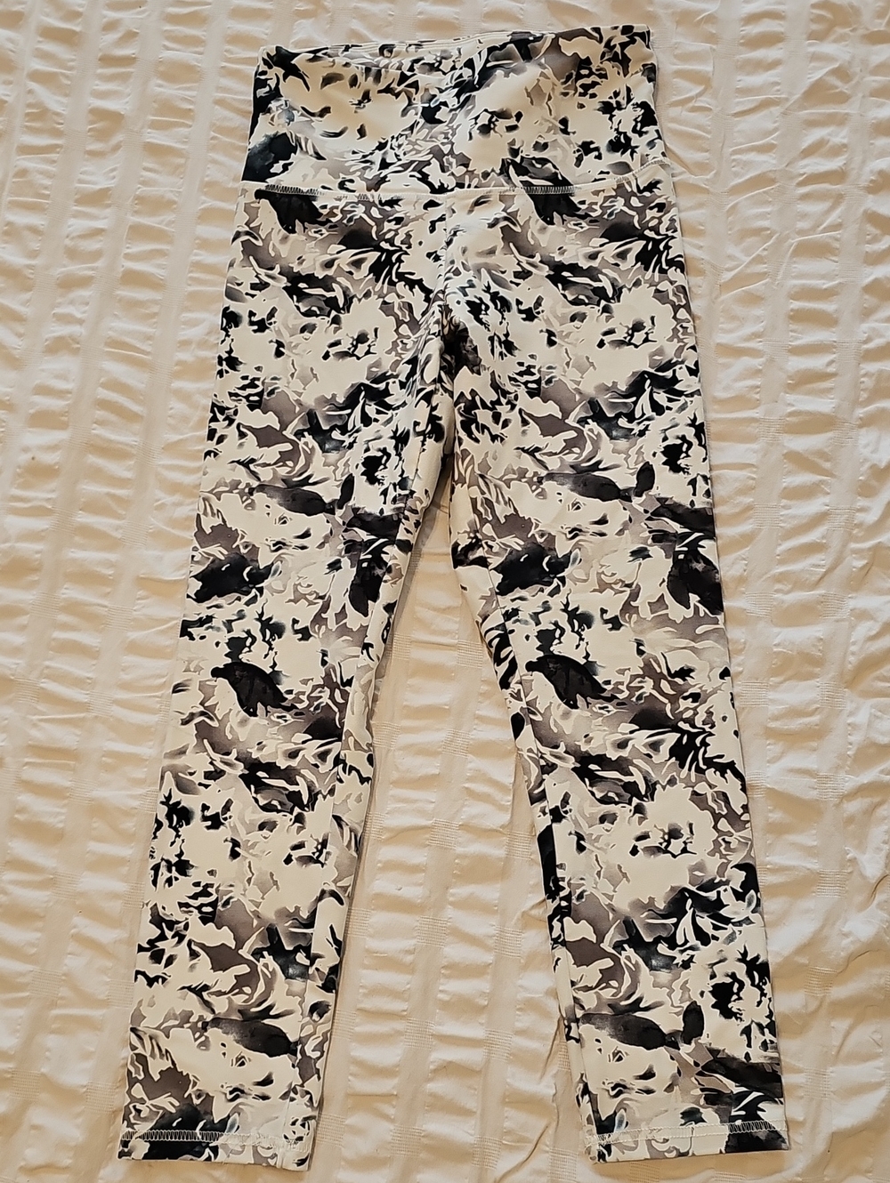 Women's Size XS Cropped Black & White Print High-Waist Leggings